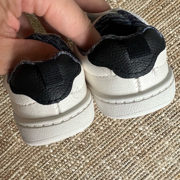 ⭐️Like-NEW!! Carter's White Baby Walker Shoes with Velcro⭐️ - Picture 5 of 7